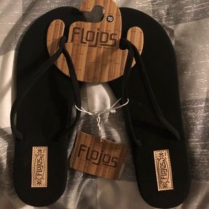 Women’s new size 10 black flojo flip flops